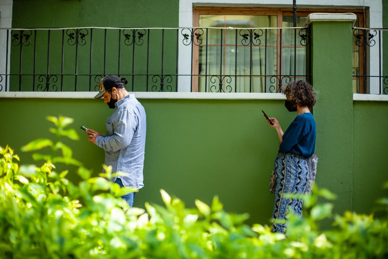Nuevamente van a tomar tu credencial de elector esta vez para escanear el código que tiene en la parte de atrás y confirmar que se encuentra en la lista nominal. 
<b>A los pocos segundos, el sistema aprueba o desaprueba. </b>