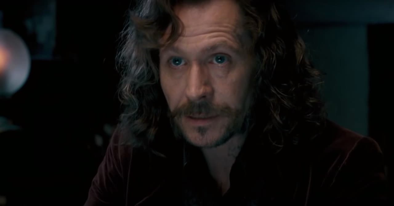<b>Sirius Black</b>
<br>Si alguien no merecía morir era Sirius Black en las películas de ‘Harry Potter’. Después de ser uno de los personajes principales de ‘El prisionero de Azkaban’, en ‘El cáliz de fuego’ apenas y se le menciona. Regresa con más fuerza para ‘La orden del fénix’, donde se revela su plan de vivir con Harry. Sin embargo, para el final de la película es asesinado por Bellatrix Lestrange: se trata de una de las escenas más tristes de la saga.