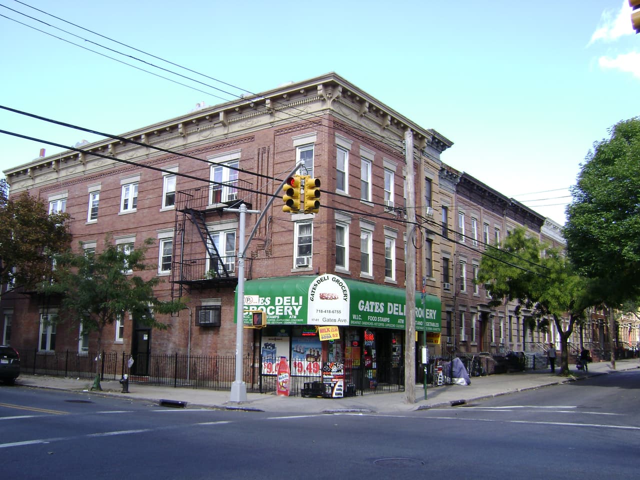 <b>Ridgewood (Queens)</b>
<br>
<br>La zona de Ridgewood y su vecino Bushwick carecen de infraestructura para ciclistas, por lo cual presentan un alto riesgo para viajeros que eligan este modo de transporte.