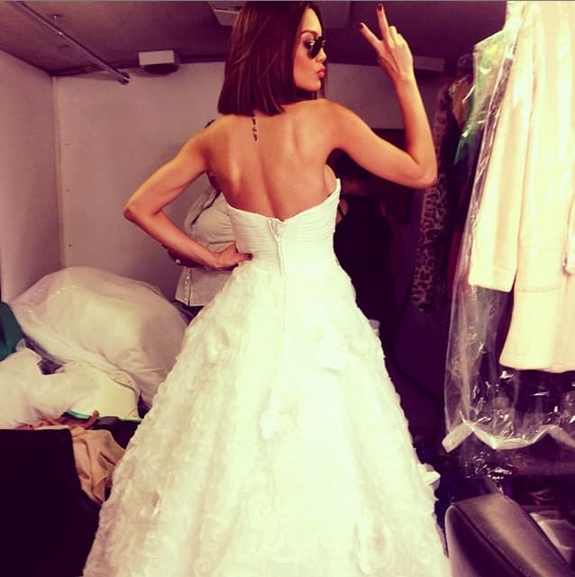 Y hasta con vestido de novia luce sexy.