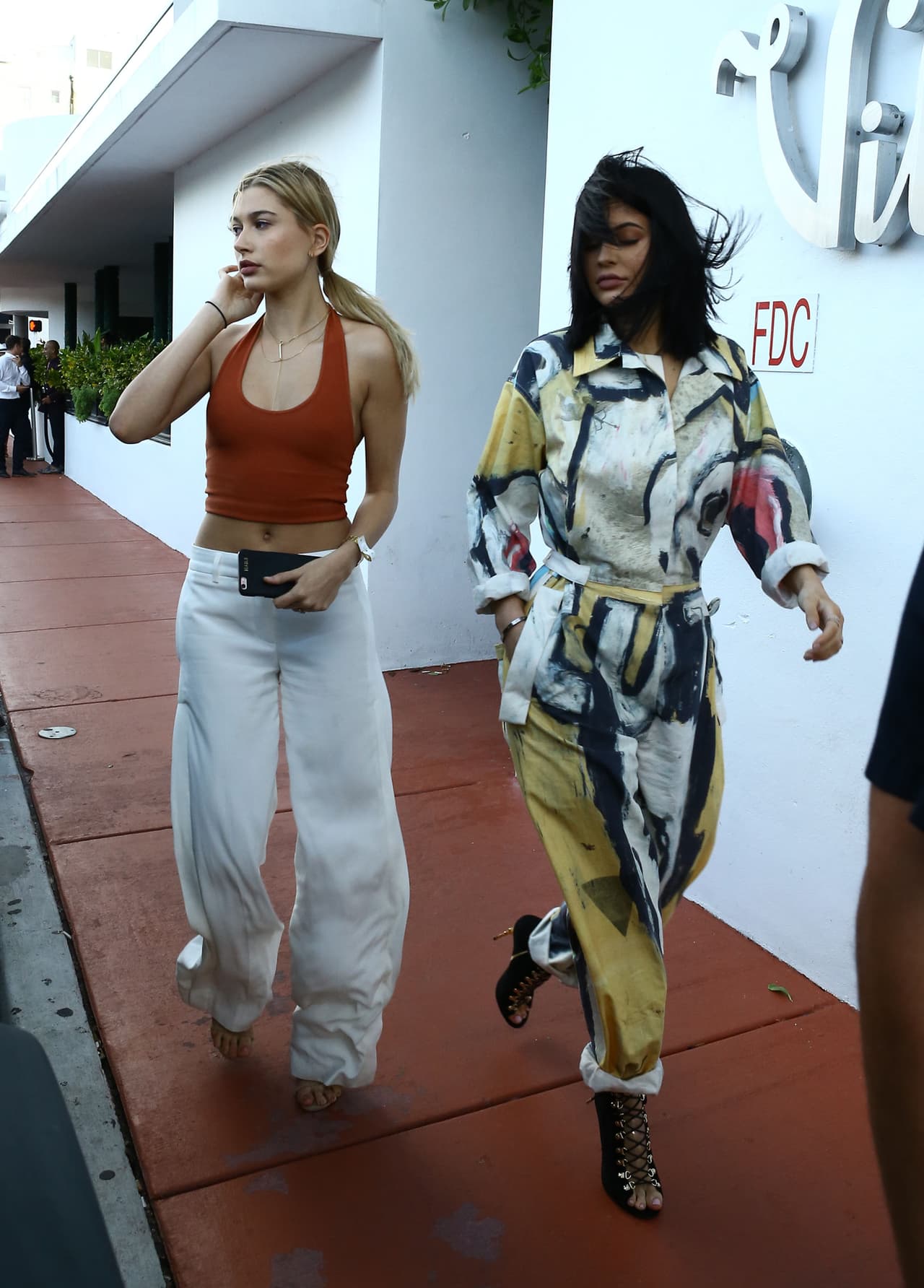 Ambas celebridades se caracterizan por usar 'outfits' súper novedosos y fuera de lo común. ¡Son súper fashionistas!