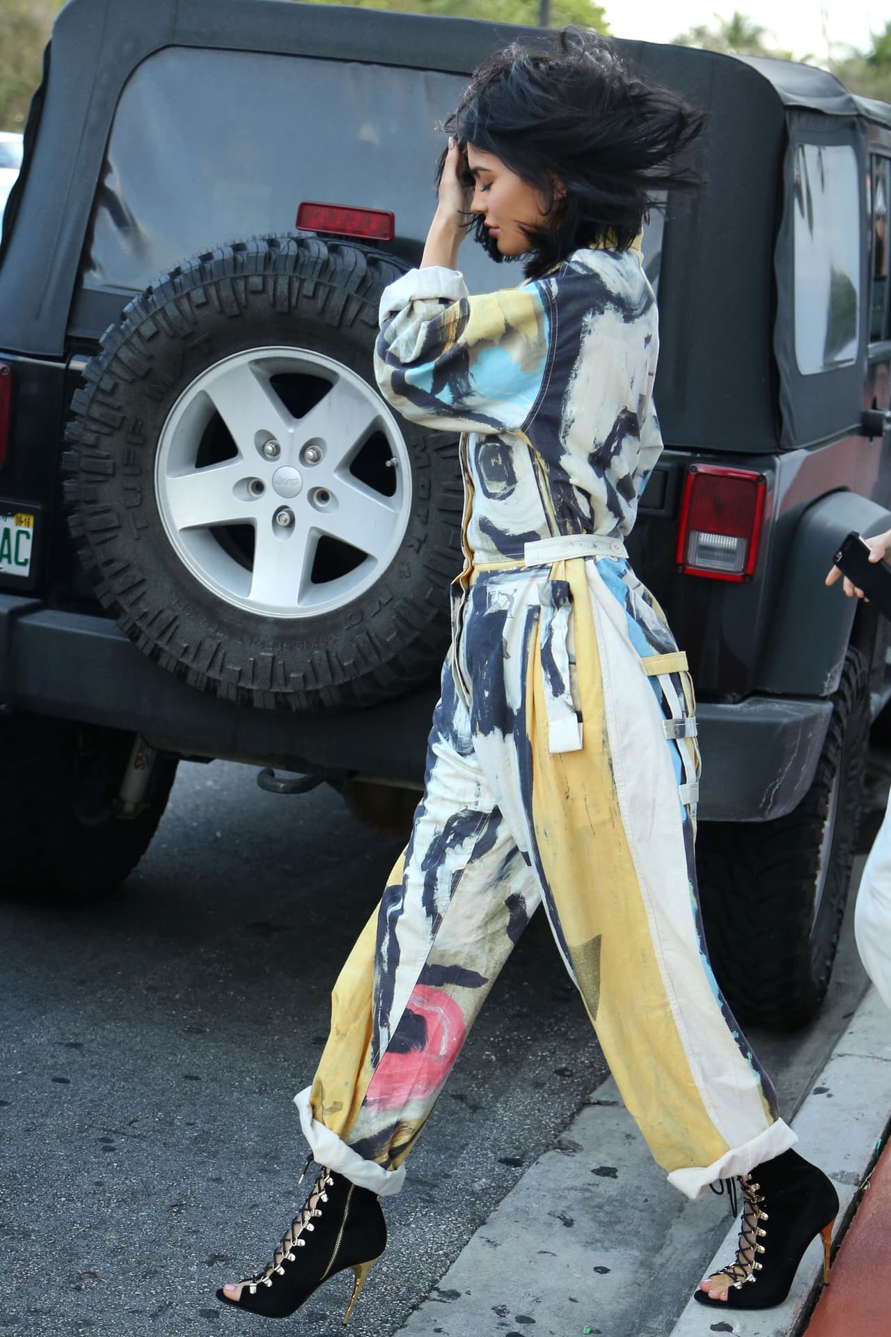 El día en Miami fue un poco fresco por lo que el cabello de Kylie se alborotó con el aire.