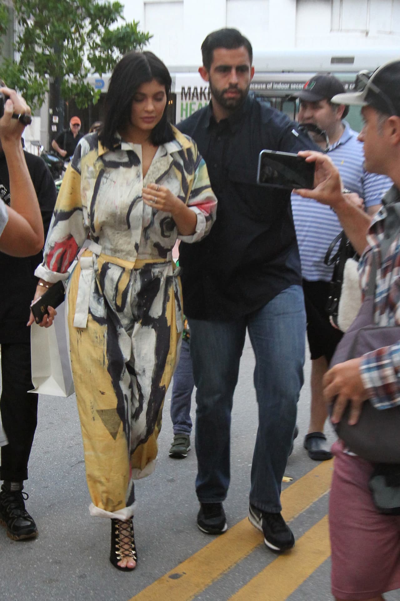 Sus guaruras las cuidaron en todo momento mientras los fanáticos las fotografiaban durante su caminata.