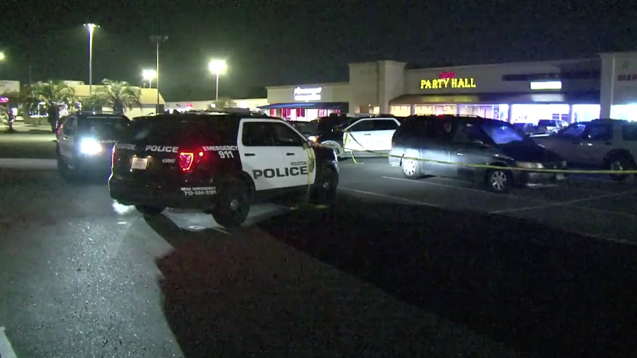 La víctima estaba saliendo de un club cuando fue interceptado por los sospechosos.