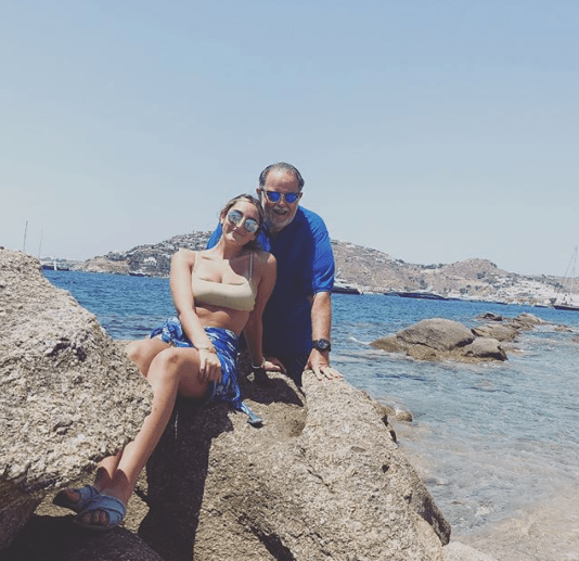 Según el presentador, 
<b>Mía</b>, quien 
<b><a href="https://www.univision.com/entretenimiento/mia-cumple-18-anos-y-raul-de-molina-le-hace-este-bonito-homenaje-fotos" target="_blank">cumplió 18 años el pasado 26 de abril</a></b>, pronto asistirá a la universidad en Washington D.C. para seguir su sueño de estudiar negocios.