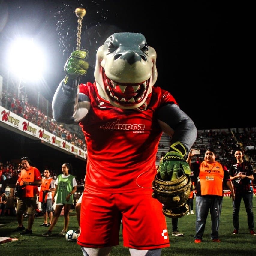El Tibu Jarocho se convirtió en un ícono del futbol mexicano por sus diversas personalidades ¡Ahora homenajeó a Kobe Bryant y La Parka.