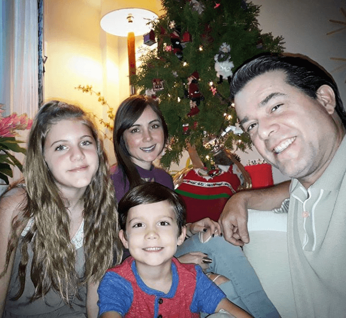 El actor 
<b><a href="https://www.univision.com/famosos/que-ha-sido-del-actor-miguel-de-leon-a-5-anos-de-su-ultima-aparicion-en-telenovelas-fotos" target="_blank">ha estado en retiro</a></b> de las telenovelas desde hace cinco años, pero continúa compartiendo su vida a través de Instagram. 
<br>