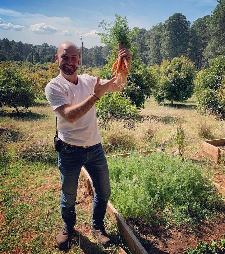 Actualmente está enfocado en la agricultura: "Estoy dedicado al campo, tengo el proyecto de las abejas, entonces estamos produciendo miel y administro otras cosas agrícolas, aguacates".
<br>