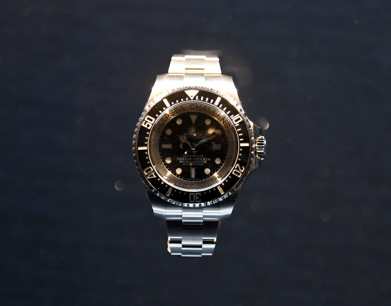 Cuando la policía arrestó a Brookens, solo había un reloj en la bolsa y después de una requisa corporal, encontraron los otros 4 rolex dentro de la vagina de la mujer.
<br>