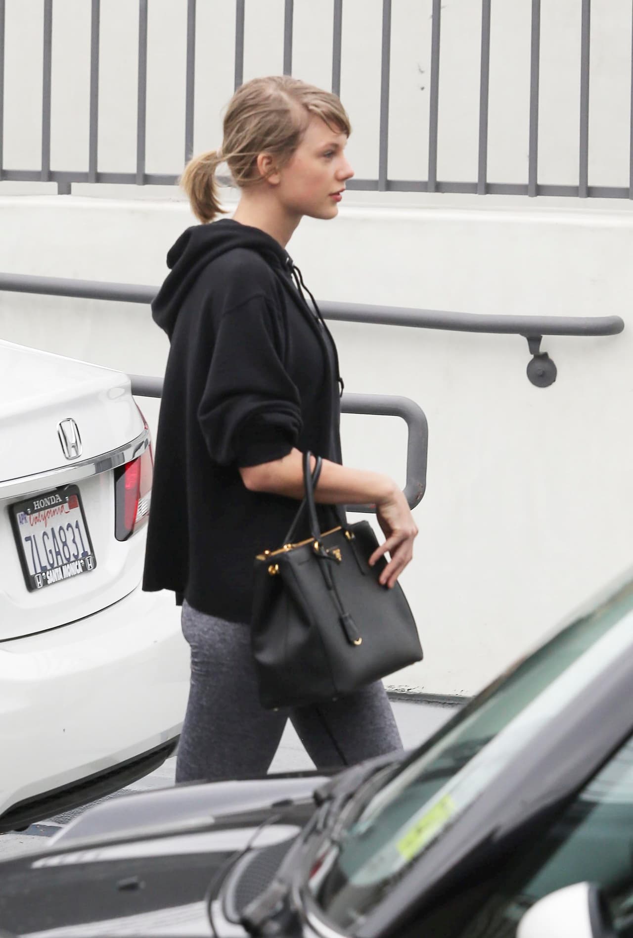 Definitivamente lo suyo no son los leggins o pantalones muy entallados, ya que es muy delgadita.