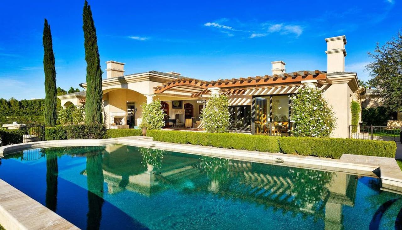 De acuerdo con el portal TMZ, 
<b><a href="https://www.tmz.com/2019/04/15/kim-kardashian-kanye-west-negotiations-new-vacation-house-desert-kris-jenner/" target="_blank">esta mansión está valorada</a></b> en 7.5 millones de dólares y se ubica a poco más de dos horas de Los Ángeles.