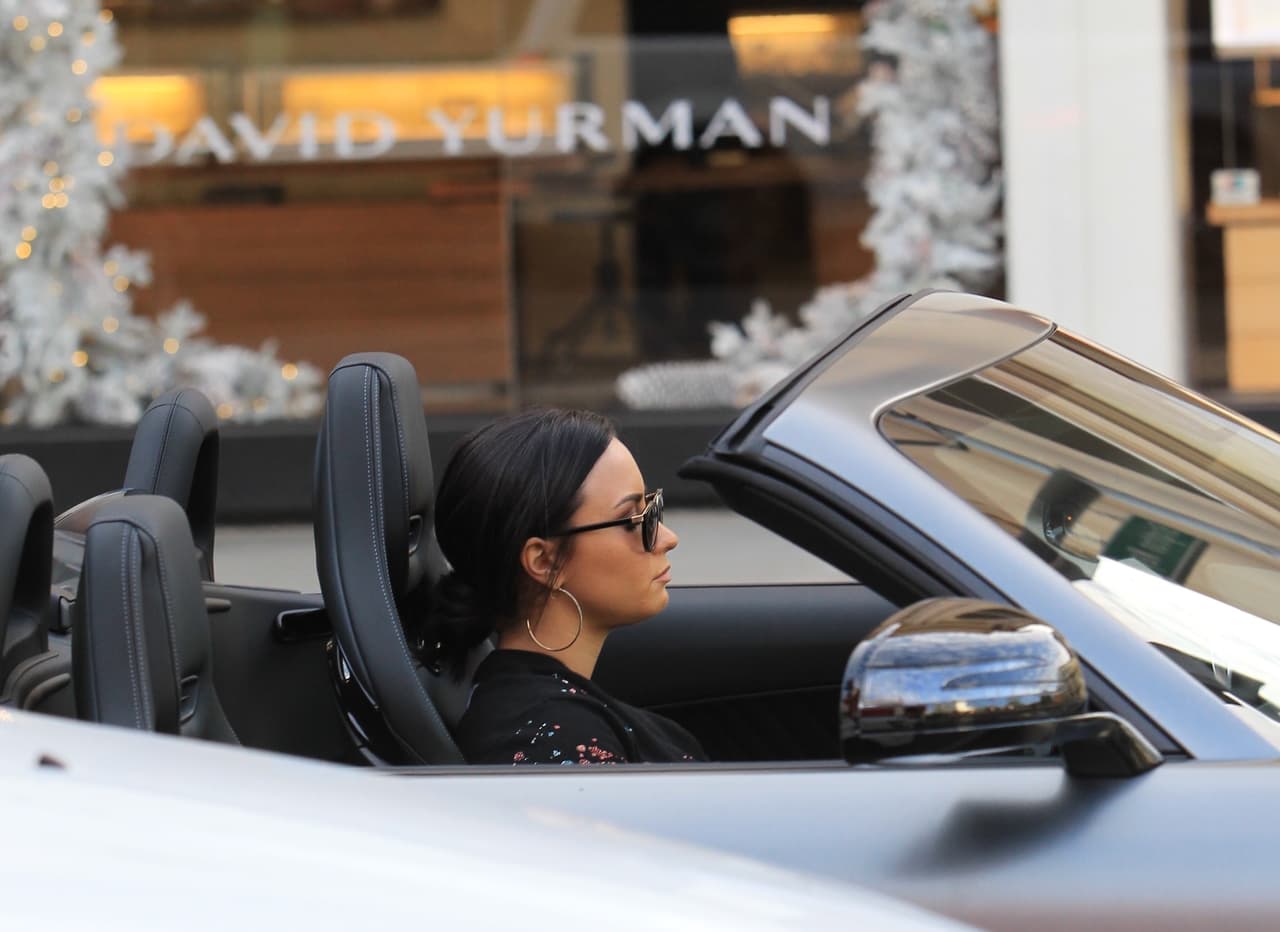 Y aunque difícilmente la cantante pudo probar 
<b>por las calles de Beverly Hills todo el poder de su deportivo</b>, la vimos muy relajada al volante de su más reciente adquisición. Quizá fue su autoregalo por Navidad y la buena racha musical por la que atravesaba su tema 'Échame la culpa' al lado de Luis Fonsi.