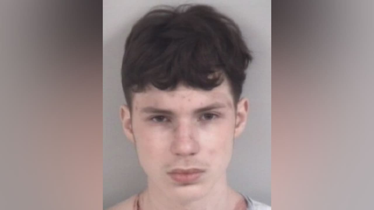Joven de 17 años es acusado de apuñalar mortalmente a su madre en Fayetteville