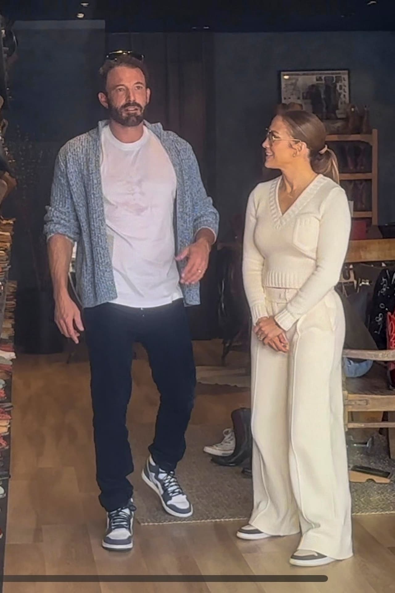 La pareja se acercó en un par de ocasiones para sonreírse y hacerse cariños, mientras que Emme estaba entretenida con su celular. 
<br>