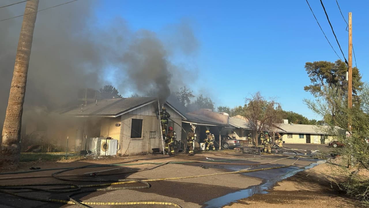 Ningún bombero resultó herido durante las operaciones. Un hombre adulto fue atendido en el lugar por inhalación de humo y trasladado al hospital.