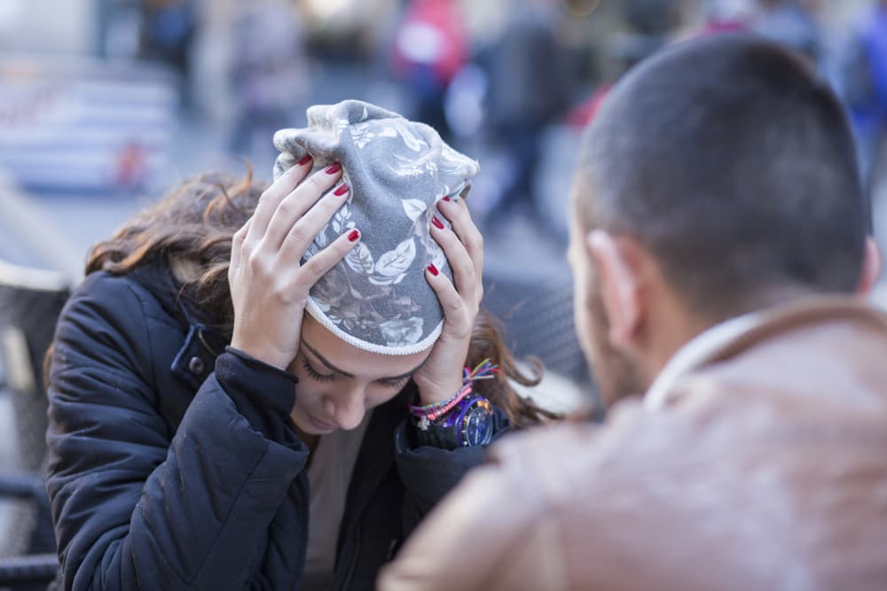 Hay que definirlo muy bien. Una cosa es la reacción natural y la tristeza que nos provoca la pérdida de un ser querido, el alejamiento de alguien amado, una separación, divorcio, decepción fuerte por un engaño, pérdida de empleo y eventos similares, lo cual nos impacta fuertemente y deja una huella profunda en nuestro ser.