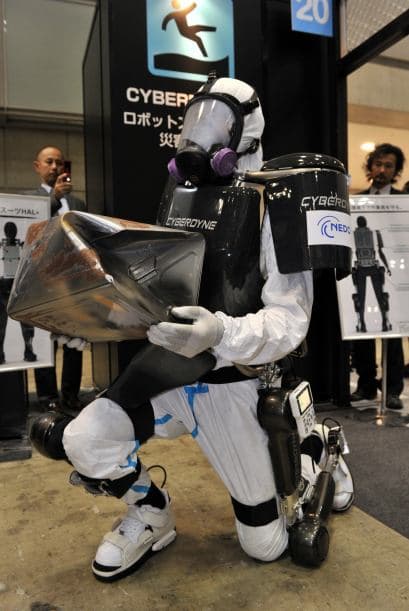 Los trajes protectores de polietileno que actualmente utilizan los trabajadores de Fukushima no sirven como escudo ante la radiación, mientras que HAL está diseñado para rebajar a la mitad la exposición, según Kyodo.
