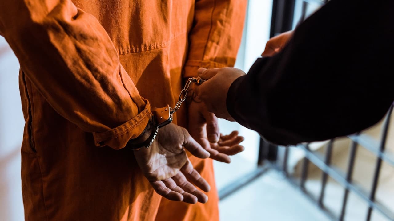 A partir del momento en que la policía notifica a inmigración, los agentes tienen 48 horas para verificar si la persona tiene alguna cuenta pendiente con migración y
<b> si tiene su récord limpio</b> posiblemente lo dejarán libre.