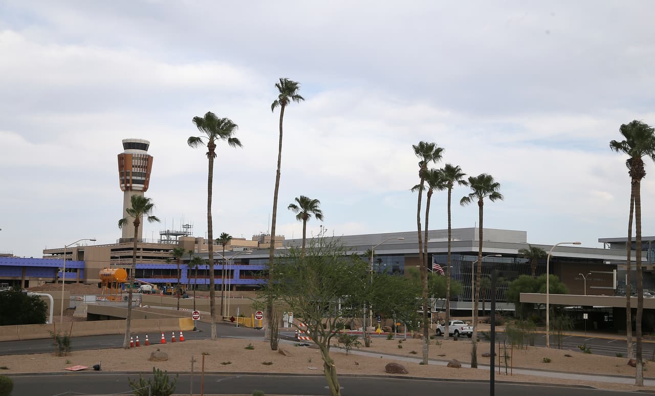 A medida que el mundo se calienta, algo llamado "efecto isla de calor" es una gran amenaza para innumerables ciudades. El efecto isla de calor es un fenómeno en el que las áreas urbanas experimentan temperaturas más altas que las áreas adyacentes. Por lo general, es causado por infraestructura, como edificios y carreteras, que absorben el exceso de calor; retienen ese calor que absorben durante el día y mantienen calientes las ciudades, incluso durante la noche. Esta es la razón por la cual la temperatura mínima durante la noche en verano en ciudades como Phoenix, Arizona, suele ser de 90° Fahrenheit o más, según un reporte de Salon.