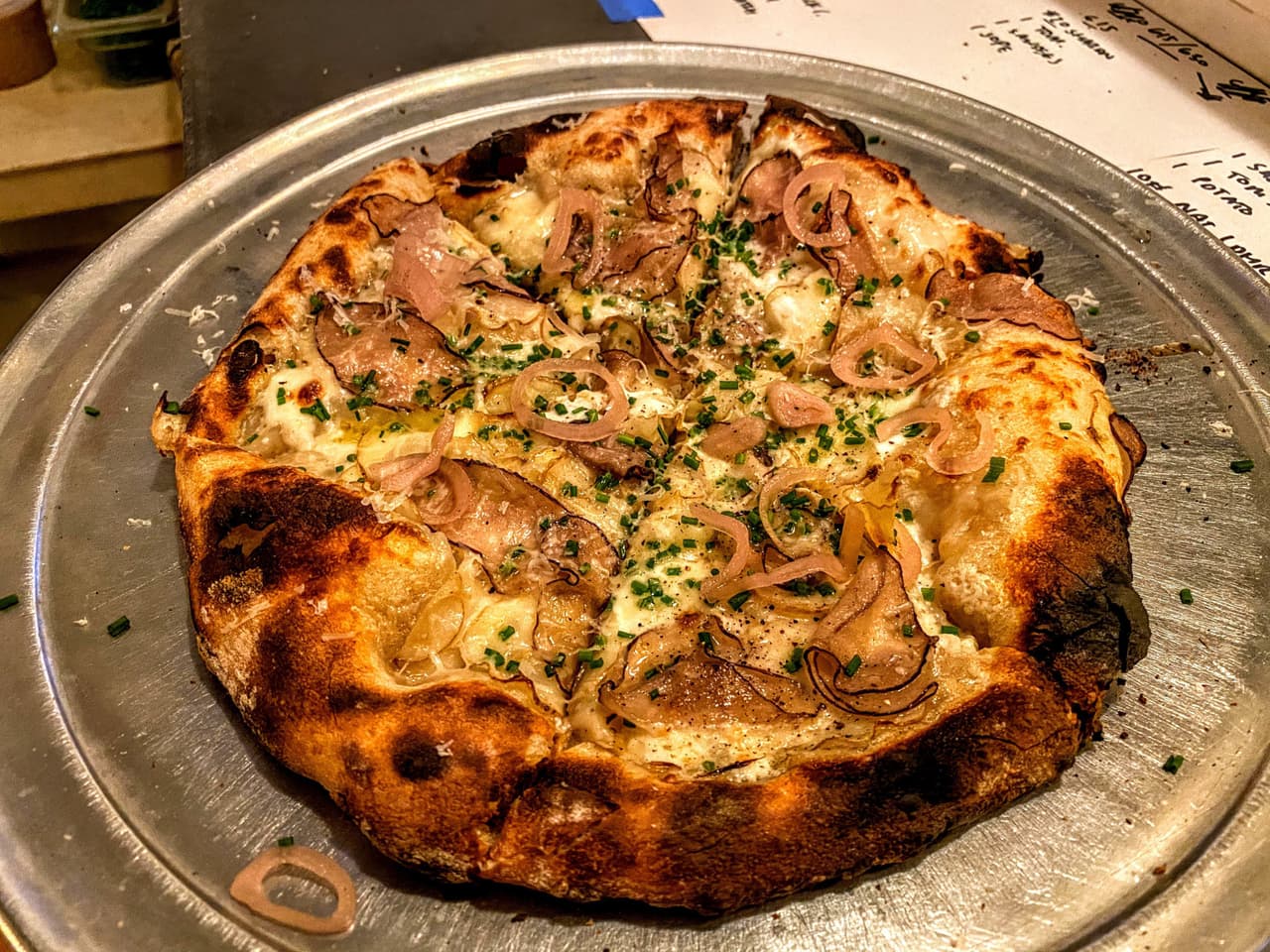 <b>Sally: </b>Sally, que lleva el nombre de la abuela del propietario Cary Borish, ofrece pizzas al estilo napolitano, desde cremosa stracciatella elaborada con la lechería Maplehofe de Lancaster, hasta gelatina de pimienta fermentada que enciende la soppressata y el funk del condado de Chester del queso Fat Cat Cheese de Birchrun Hills Farm. 📍
<a href="https://www.google.com/maps/place/2229+Spruce+St,+Philadelphia,+PA+19103/@39.9488763,-75.181071,17z/data=!3m1!4b1!4m5!3m4!1s0x89c6c6479c478bc3:0xc0fa8af734d1674d!8m2!3d39.9488763!4d-75.178877" target="_blank">2229 Spruce St</a>