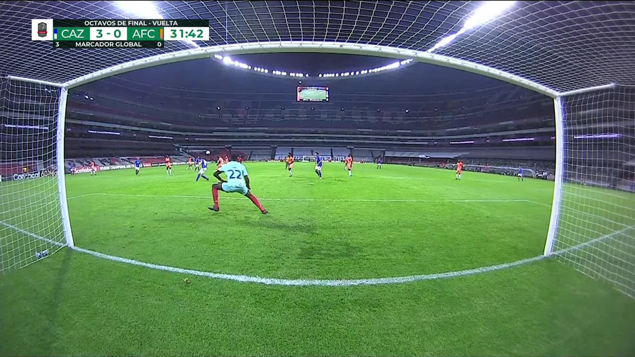 ¡CERCA! Yoshimar Yotún disparó que se estrella en el poste.