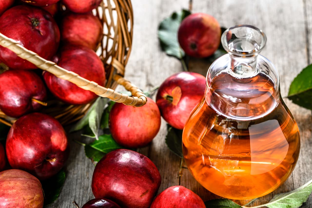<b>Vinagre de manzana.</b> Después de lavarte el cabello con el shampoo y acondicionador de siempre, puedes también lavarlo con vinagre de manzana mezclado con agua.