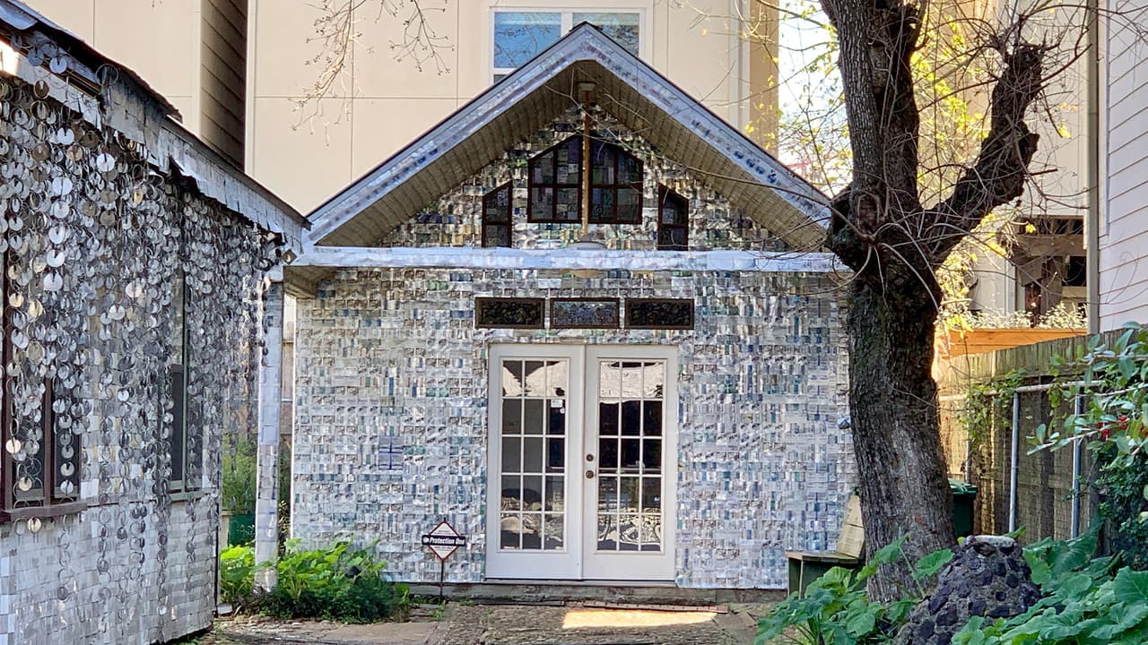 <b>Milkovisch</b> contaba que con frecuencia observó a personas conduciendo su vehículo para ver de cerca su casa y después regresaban con amigos en el auto para mostrarles su obra.