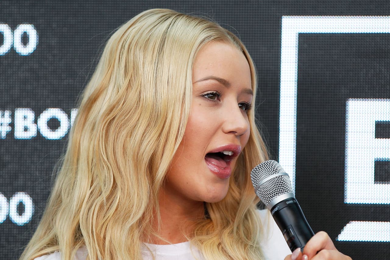 En esta imagen es notable una de las primeras operaciones de mentón que se hizo.