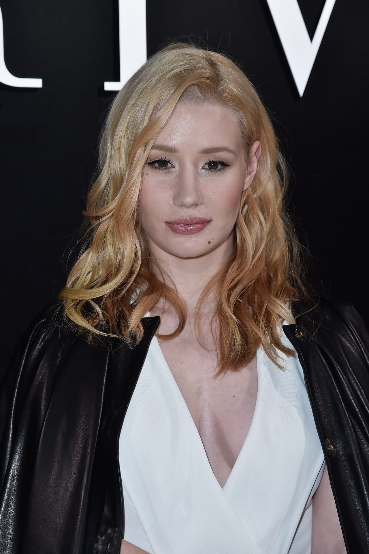 Esta imagen es de las más recientes que se le ha visto a la cantante y ya se ve muy distinta, sobretodo por la nariz y la forma de su rostro, es más estilizada.