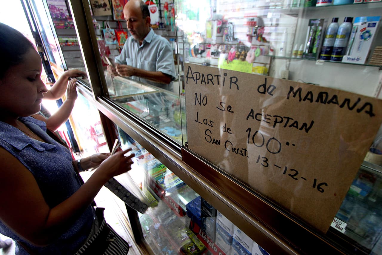 Caos y confusión en Venezuela tras la orden de Maduro de recoger la mitad del dinero en efectivo