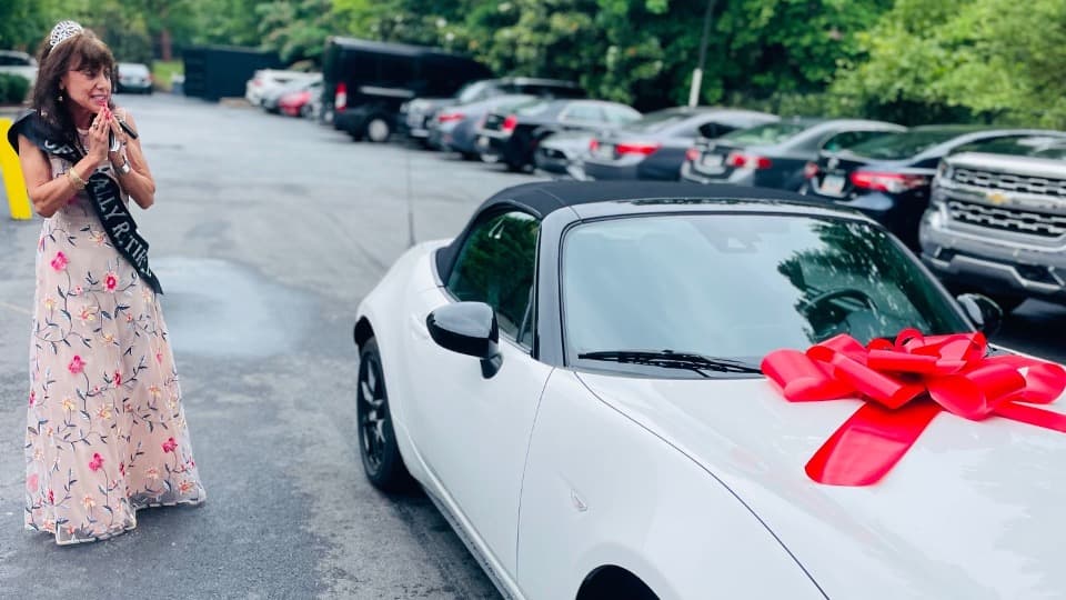 Mesera recibe el regalo “de sus sueños” en su fiesta de jubilación tras 38 años de trabajo 