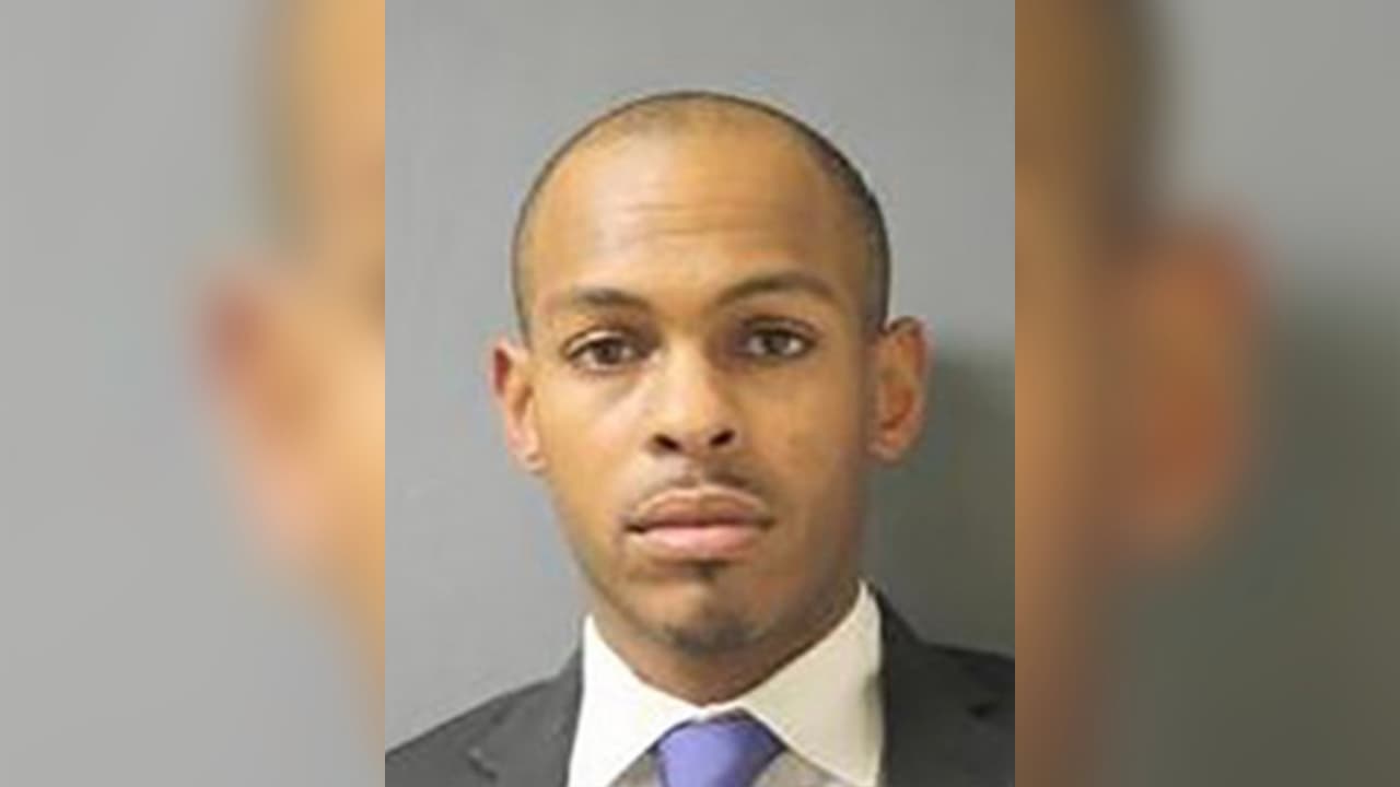 Price, de 30 años, 
<a href="https://www.univision.com/local/houston-kxln/acusan-a-empresario-de-gastar-la-ayuda-economica-del-coronavirus-en-un-lamborghini-y-un-club-nudista">había sido arrestado</a> por cometer fraude en 2020 tras pedir 1.6 millones de dólares al Programa de Protección a la Nómina (PPP, por sus siglas en inglés) y gastar el dinero en artículos de lujo.