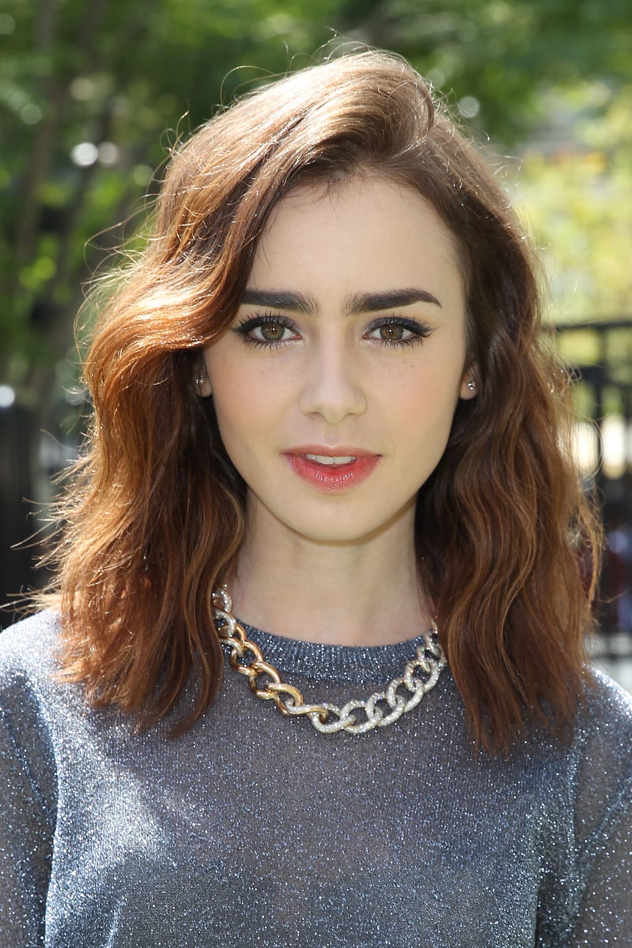 Lilly Collins fue cortando su cabello gradualmente, primero comenzó con un ‘long bob’.