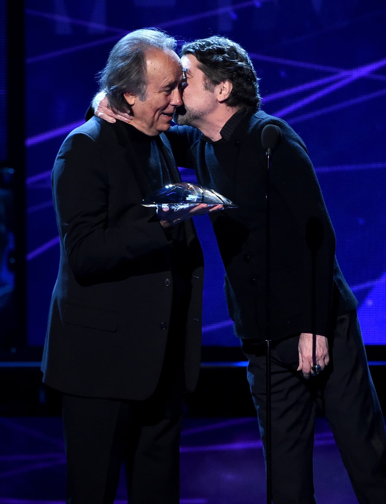 El cantante español Joaquín Sabina emocionado besó a su compatriota Joan Manuel Serrat, luego de que le entregara el reconocimiento a la Persona del Año, durante la entrega anual del Latin GRAMMY en noviembre de 2014, en Las Vegas, Nevada.