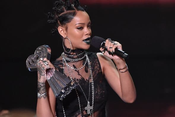 Rihanna lució destacó de los invitados con su look gótico.