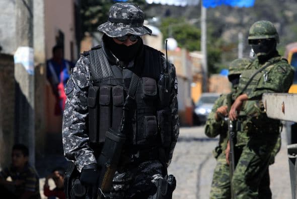 La obra está construida “de forma terrestre, hablando con gente” de Nuevo León y Tamaulipas, analizando el contexto que están en medio de la lucha que libran las autoridades contra los cárteles y de estos entre sí.