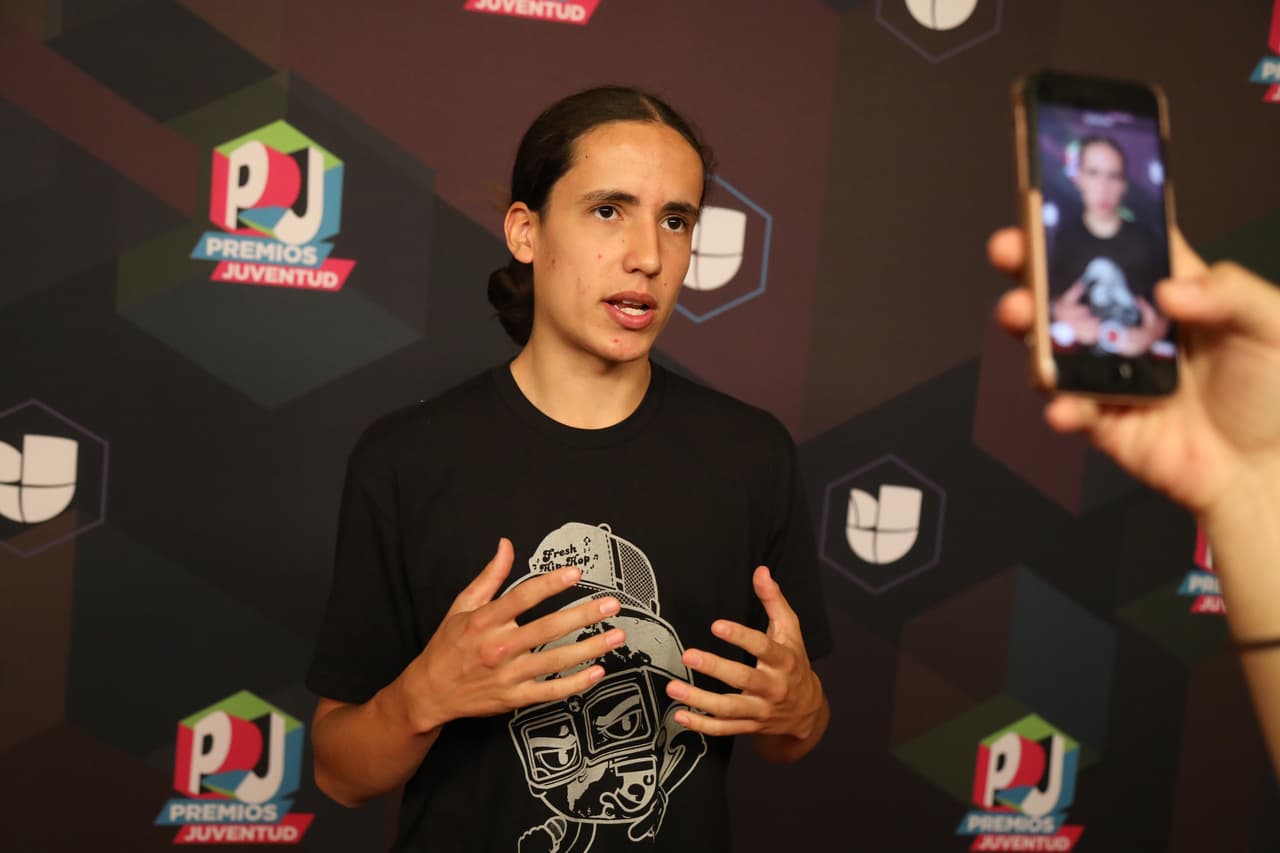 Es el director juvenil de 
<a href="https://www.earthguardians.org/">Earth Guardians</a>, una organización sin fines de lucro encargada de crear acciones concretas y positivas para frenar el cambio climático.