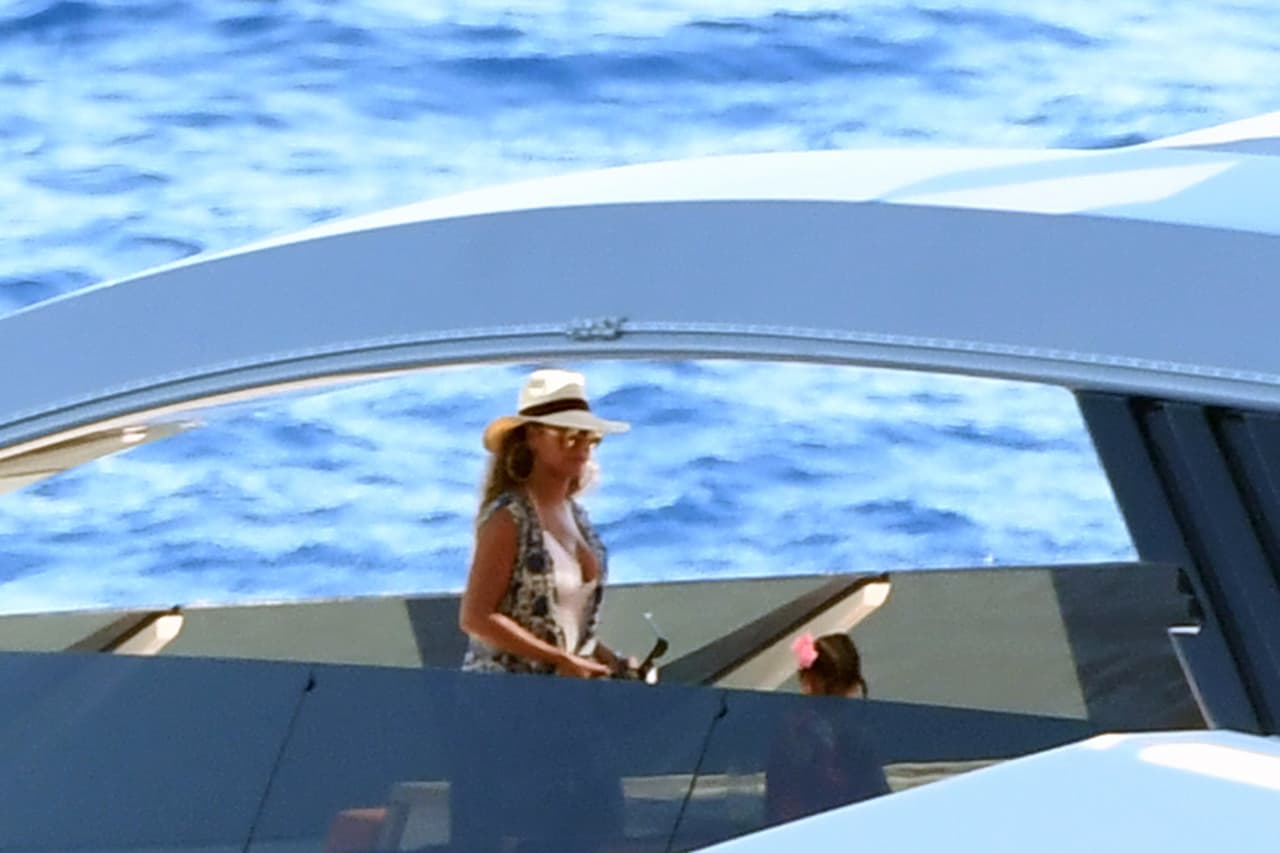 Así captaron los fotógrafos a la cantante jugando con su nena.