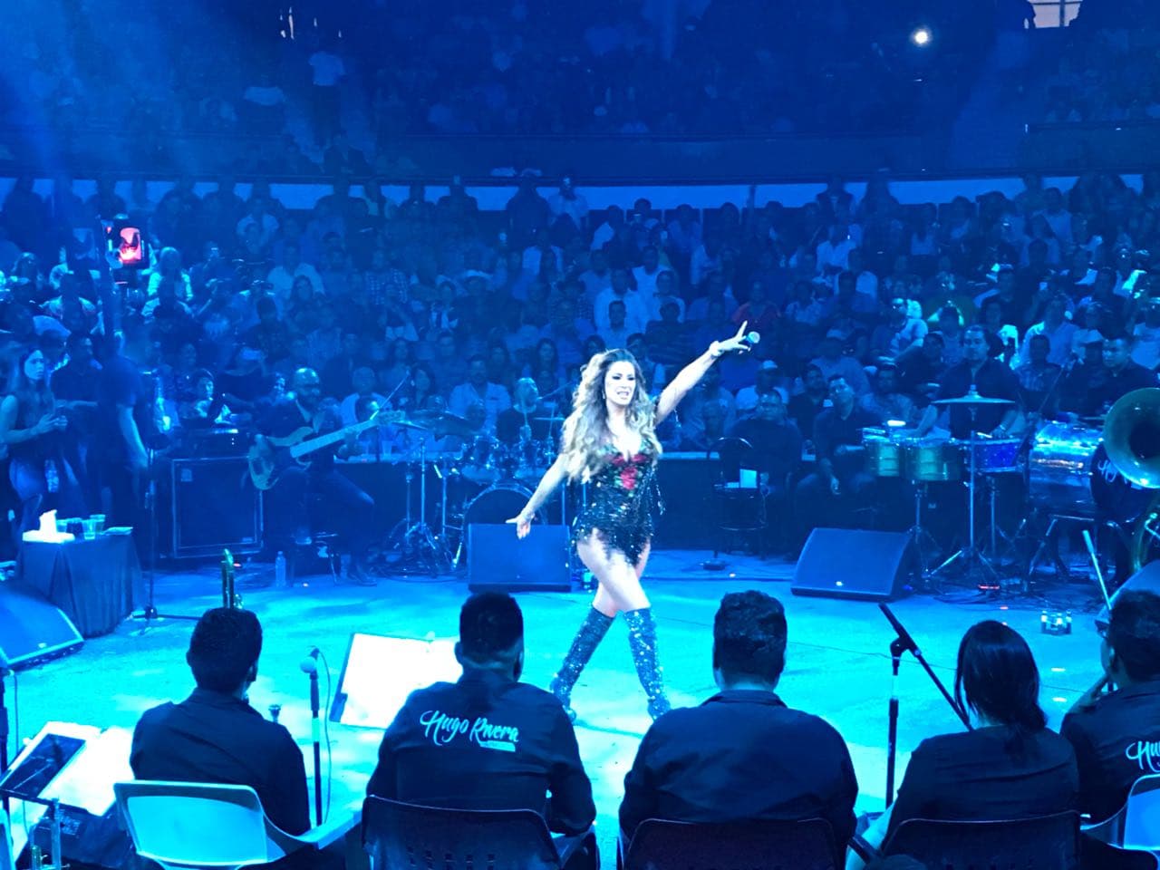 Mientras que Ninel Conde durante su intervención montó todo un espctáculo con luces, fuegos artificiales y bailarines para presentar las canciones que recién grabó con banda, producidas por Horacio Palencia.