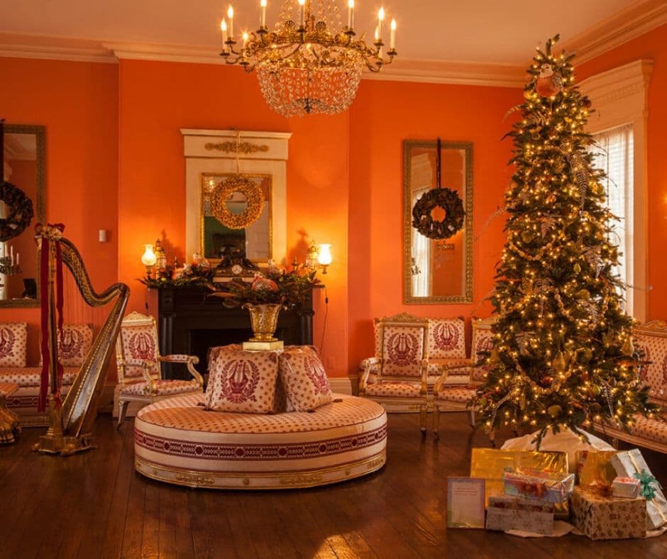 Seis mansiones de parques decoradas en los siglos XVIII y XIX: la histórica Strawberry Mansion, Cedar Grove, Laurel Hill, Lemon Hill, Mount Pleasant y Woodford, abren sus puertas para recorridos y también festividades y actuaciones navideñas durante la 48.a edición anual de Very Very Philly Christmas celebracion. La mayoría de los días, los visitantes pueden explorar las magníficas decoraciones navideñas en las casas de Fairmount Park.
<br>
<br>Dónde: varios lugares, incluyendo Laurel Hill Mansion, 7201 Randolph Drive
<br>