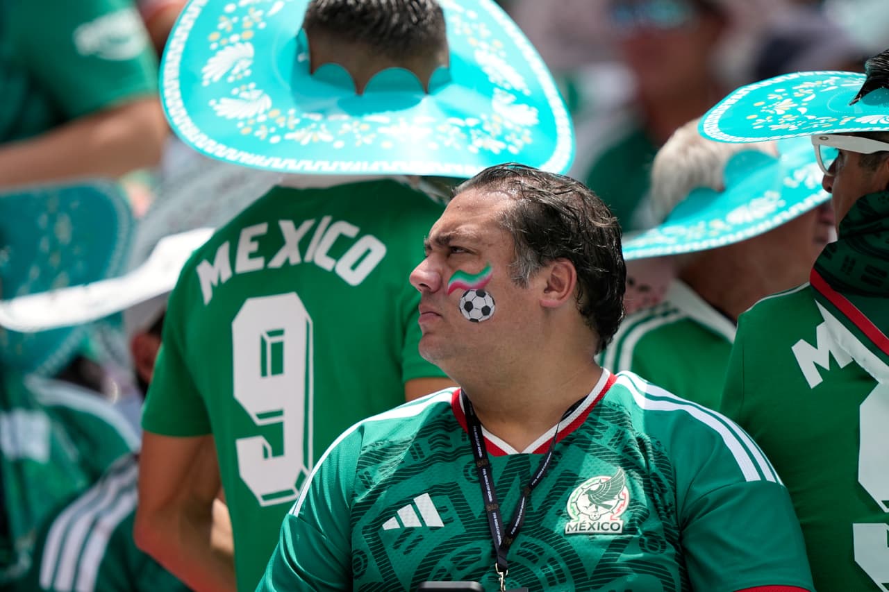 Aficionados mexicanos aguardan en las gradas el inicio del partido del Grupo A de la Copa del Mundo entre México y Sudáfrica, en Ciudad de México.