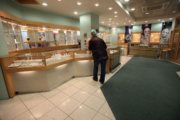 6 " Las joyas por su parte valieron un 5.2% más en diciembre de 2011 que un año antes.