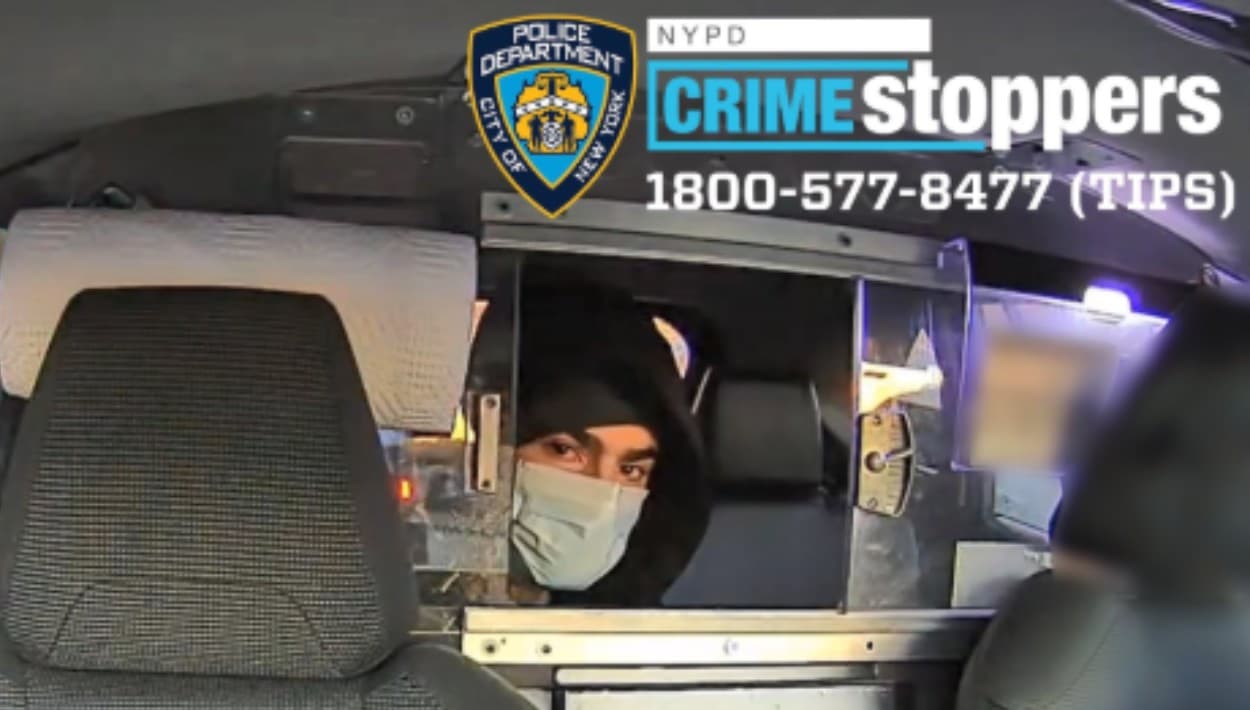 Entre la noche del sábado 7 y la madrugada del domingo 8 de diciembre, la policía de Nueva York publicó en sus redes sociales 
<b>nuevas y mejores fotos </b>del presunto asesino de Brian Thompson. Estas imágenes fueron captadas por 
<b>la cámara de seguridad de un taxi</b> al que el individuo subió. La captura permite apreciar su mirada, lo que permitiría reconocerlo.