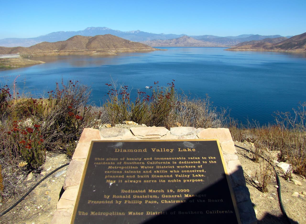 <b>8. Diamond Valley Lake</b>
<br>
<br>Es un embalse artificial cerca de la comunidad de Hemet, al sur del estado. Es uno de los depósitos más grandes del sur de California y también uno de los más nuevos. El lago, además de ofrecer recreación acuática, también es reservorio natural de muchas especies salvajes.