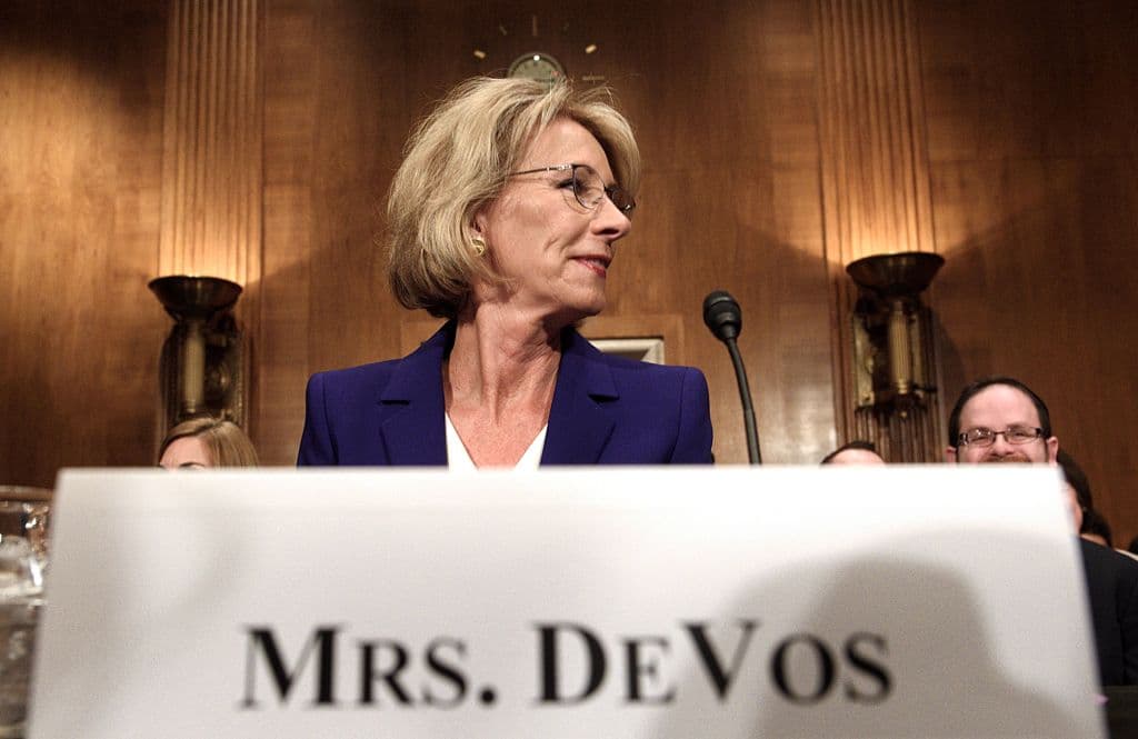 La lista de los senadores que recibieron dinero de Betsy DeVos y que votaron por ella para secretaria de Educación