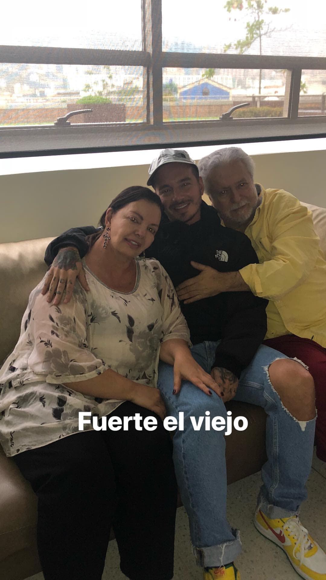 El señor José Álvaro ha mejorado pues el 27 de abril, el colombiano compartió fotos y videos al lado de su papá, que si bien continúa en el hospital, se ve recuperado.
