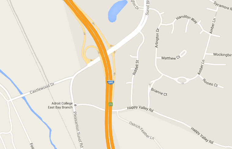 Incendio forestal amenaza a casas del condado de Alameda