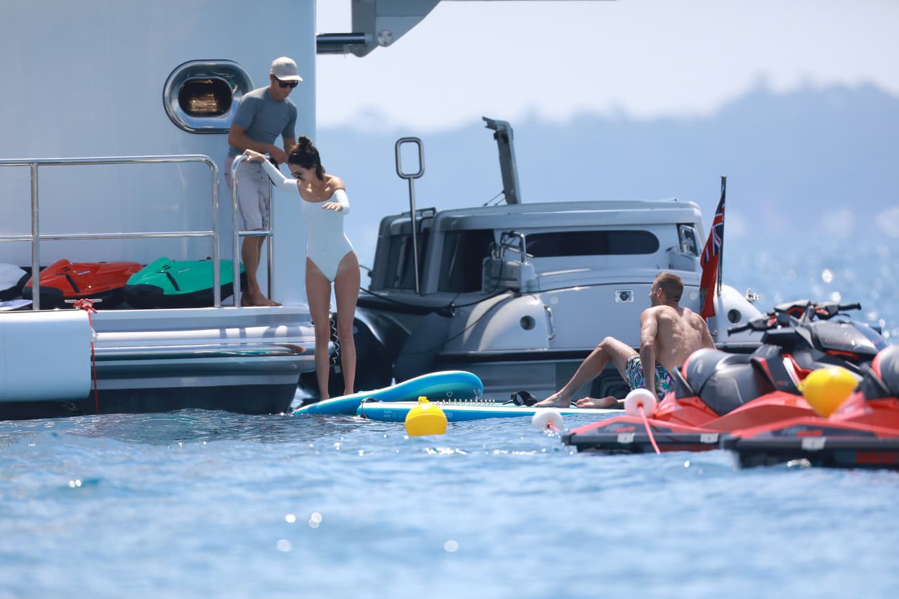 Toda la semana, las hermanas Kendall Jenner y Kourtney Kardashian han sido vistas disfrutando del sol en un yate en la localidad francesa de Antibes. Kourtney ha estado con su novio, Younnes, mientras Kendall Jenner ha optado por broncearse y pasear sobre un paddleboard y un jet-ski.