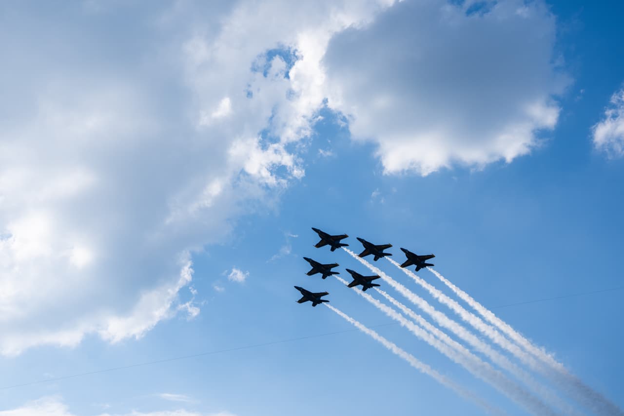 Los asistentes disfrutaro de la participación de los Blue Angels, el famoso escuadrón acrobático de la Armada de Estados Unidos, que realizaron maniobras de alta velocidad con sus F/A-18 Super Hornet, incluyendo vuelos en formación y cruces a gran velocidad.