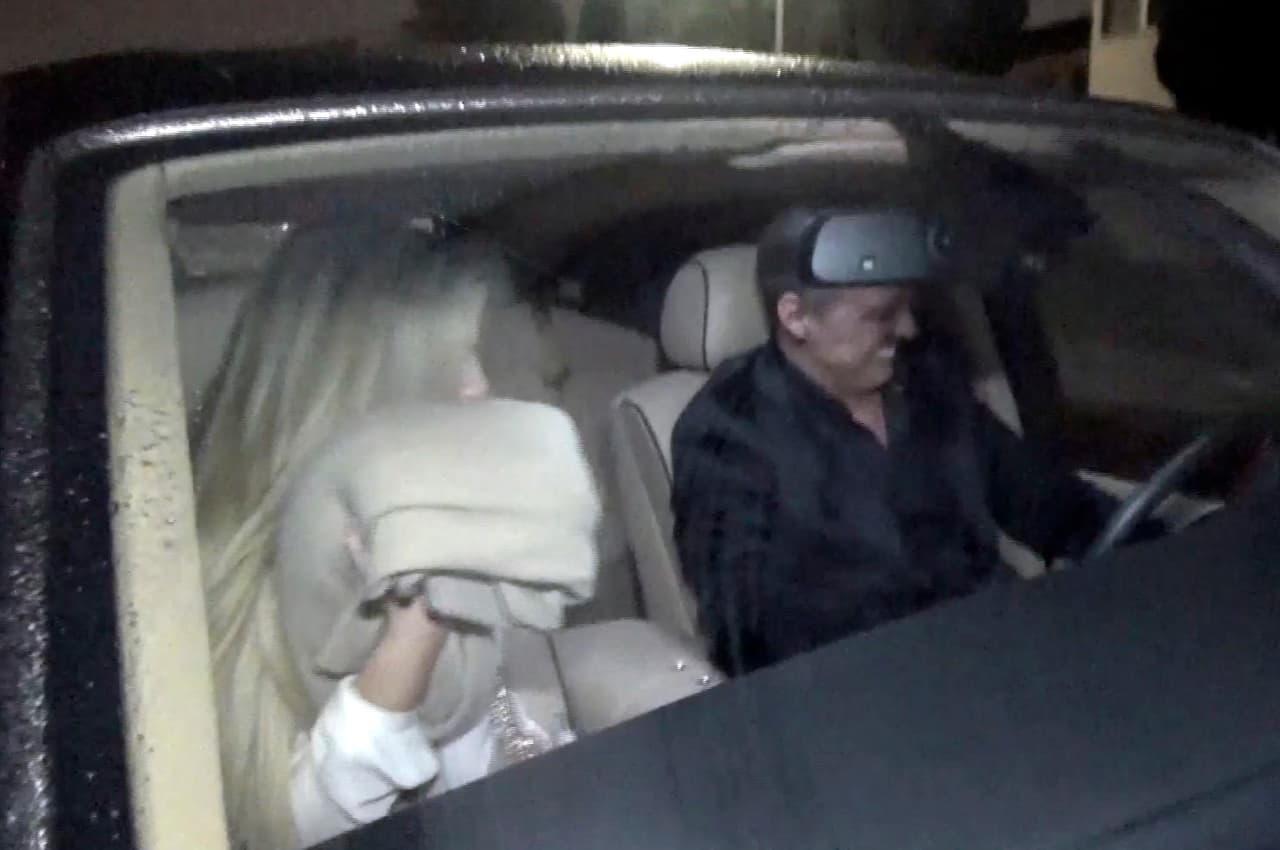 Luis Miguel fue captado con una misteriosa rubia en Los Ángeles esta semana. La pareja cenó en el restaurante Providence, en el que un menú con maridaje tiene un costo de 365 dólares por persona. El cantante se mostró de muy buen humor al llegar en su Rolls Royce negro. Mientras él hizo bromas con los paparazzi, su nueva conquista intentó caminar discretamente fuera de cuadro.